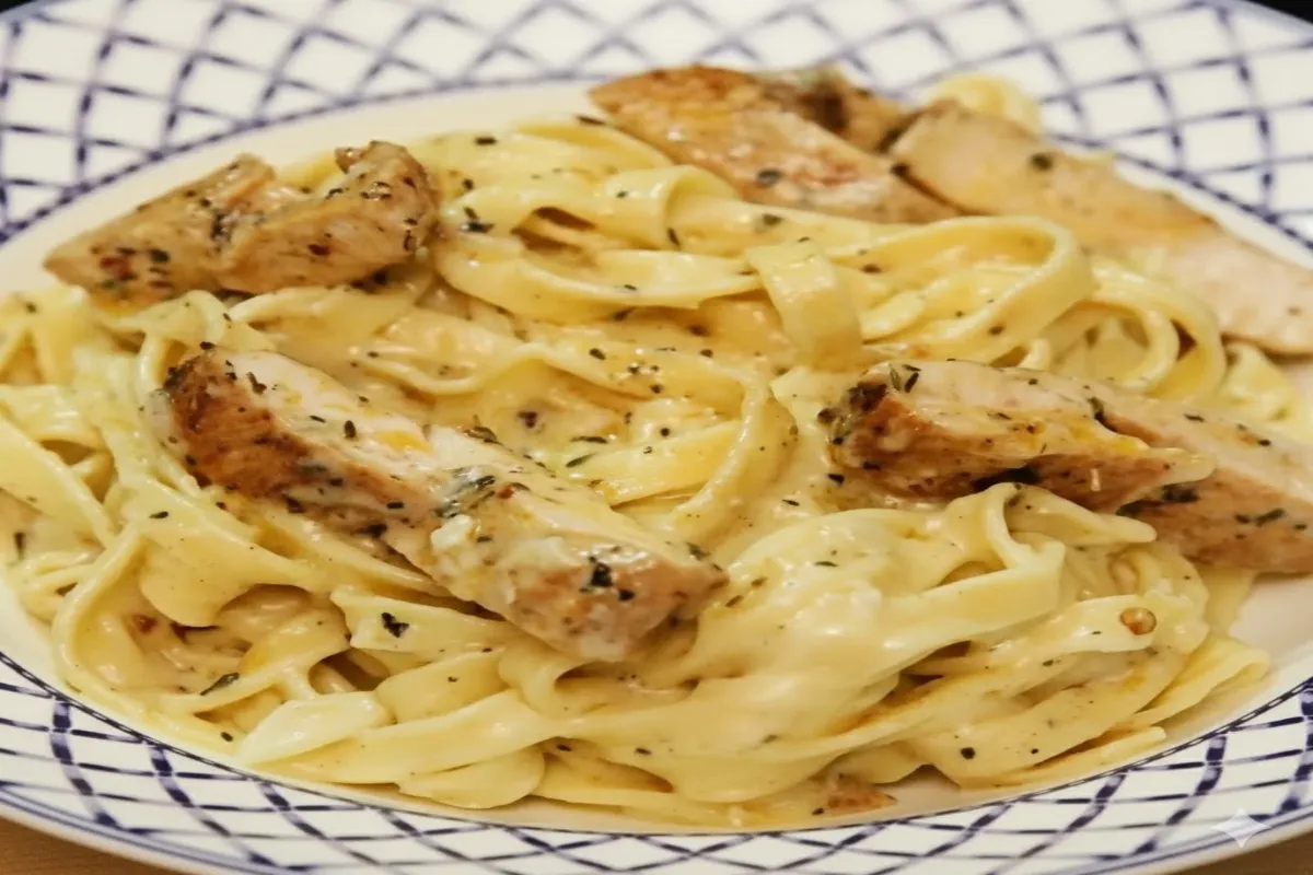 Chicken Fettuccine Alfredo – Creamy Recipe Better than Carbonara